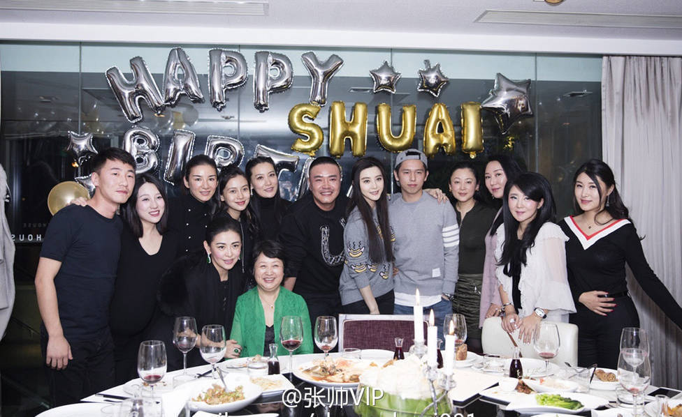 baby素颜与粉丝合影 手护孕肚身材仍曼妙