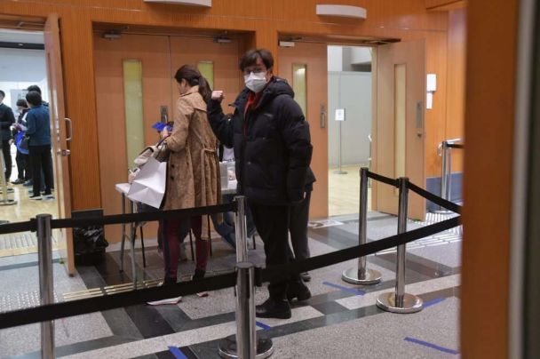 譚詠麟現身香港否認睡粉 愧疚讓摯愛受困擾