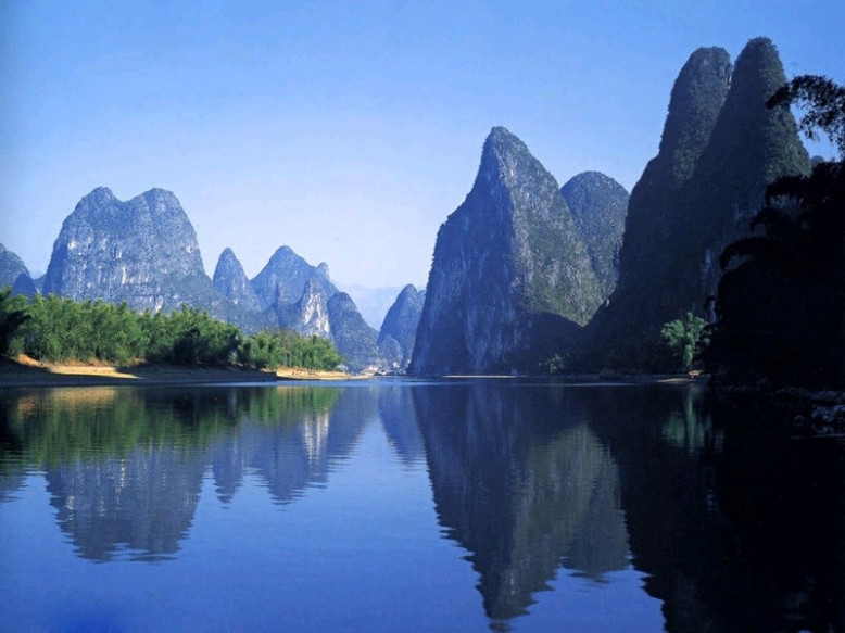 拔地而起—形容建筑物建设的很快,或变化日新月异的意思.