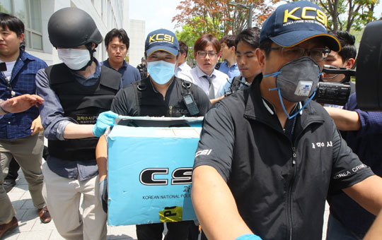 犯罪现场鉴证科进入现场取证