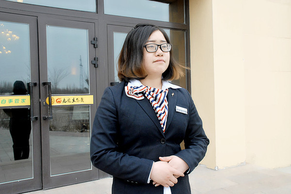 已经主持3000多场告别仪式的90后新疆女孩李萍