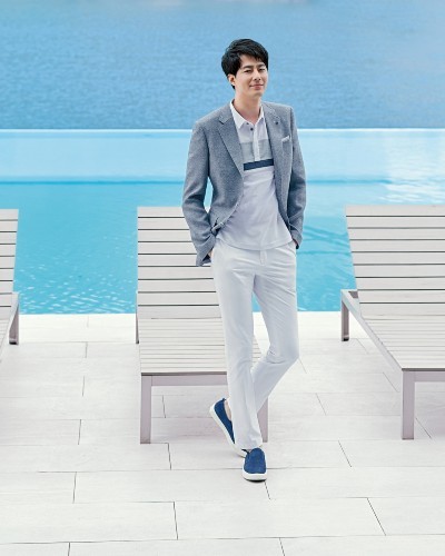 组图:赵寅成拍时尚写真型男魅力 大长腿惹人羡