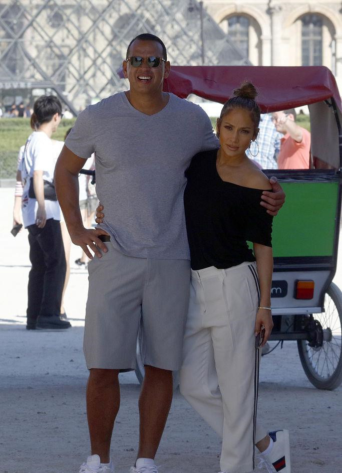 一路相拥似连体婴儿 街头秀恩爱 - 枫叶飘飘 - 欢迎诸位朋友珍惜一份