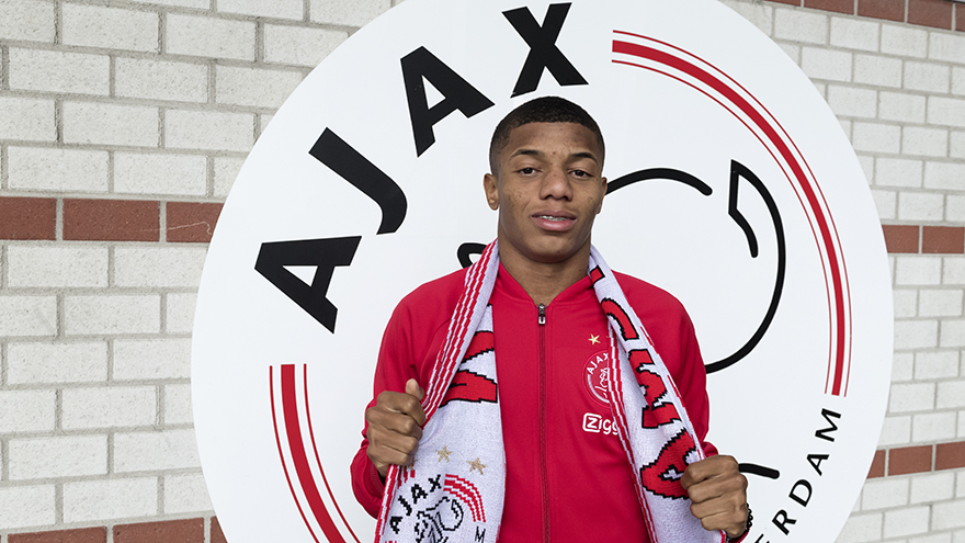 荷兰时间周五中午戴维·内雷斯从巴西飞抵荷兰阿姆斯特丹.