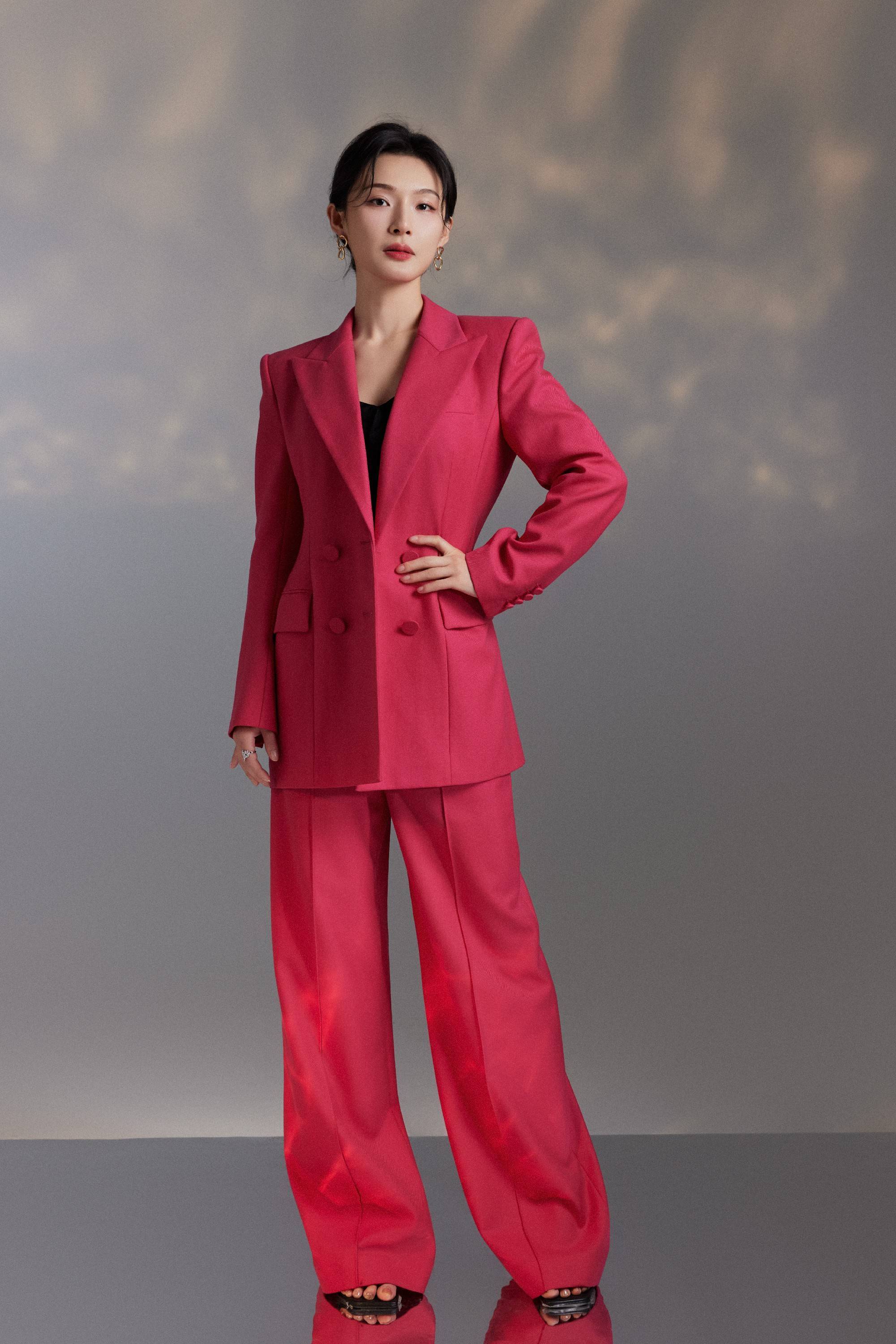 演员念真最新写真释出 轻熟知性魅力十足