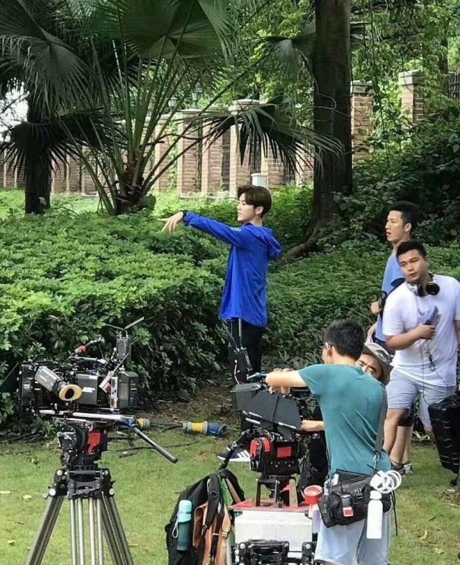 《甜蜜暴击》鹿晗关晓彤拍摄路透曝光 cp感十足