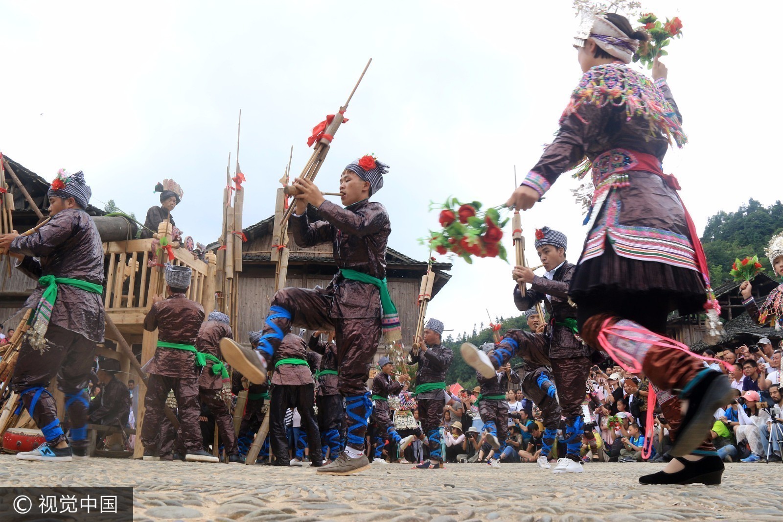 侗族同胞在 "喊天节"活动上表演节目