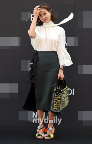 组图:张东健妻子高小英亮相 45岁气质出众阔太范儿