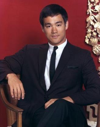 李小龙原名李振藩,1940年出生于美国加州旧金山,祖籍中国广东顺德均安