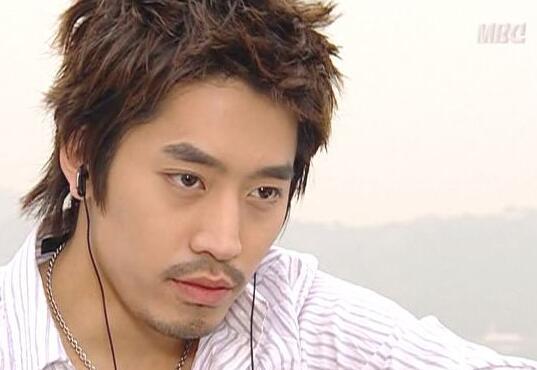 eric 4月17日,韩国组合神话的队长eric在脸书宣布将在7月1日与小12岁