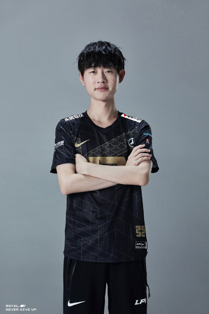 看图说话环节第二弹 rng分享夏季赛定妆照