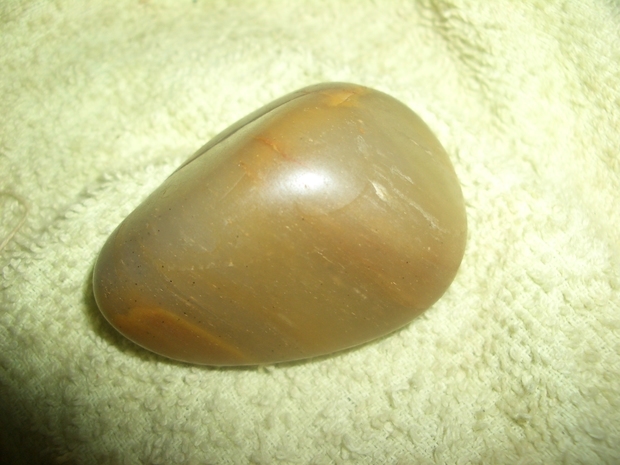 这是石英岩玉原石.