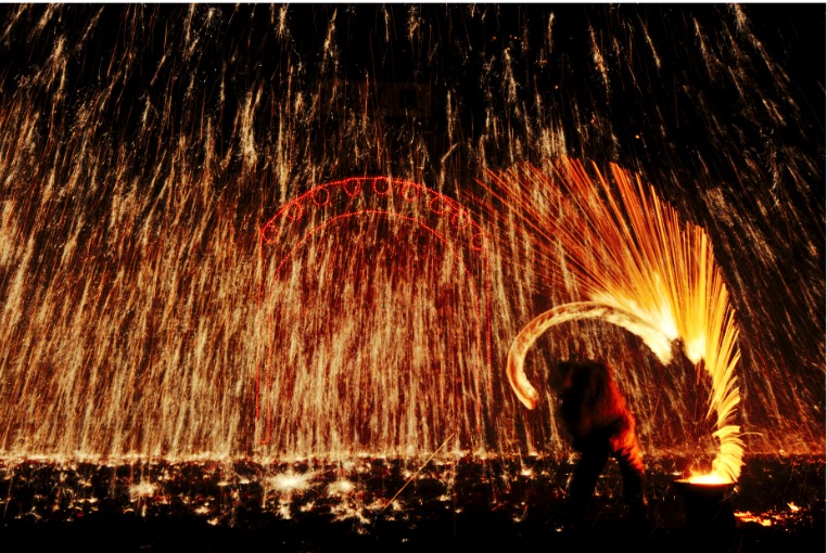 传承与创新碰撞出的火花 --河北蔚县暖泉古镇"天下第一堡"打树花(图)