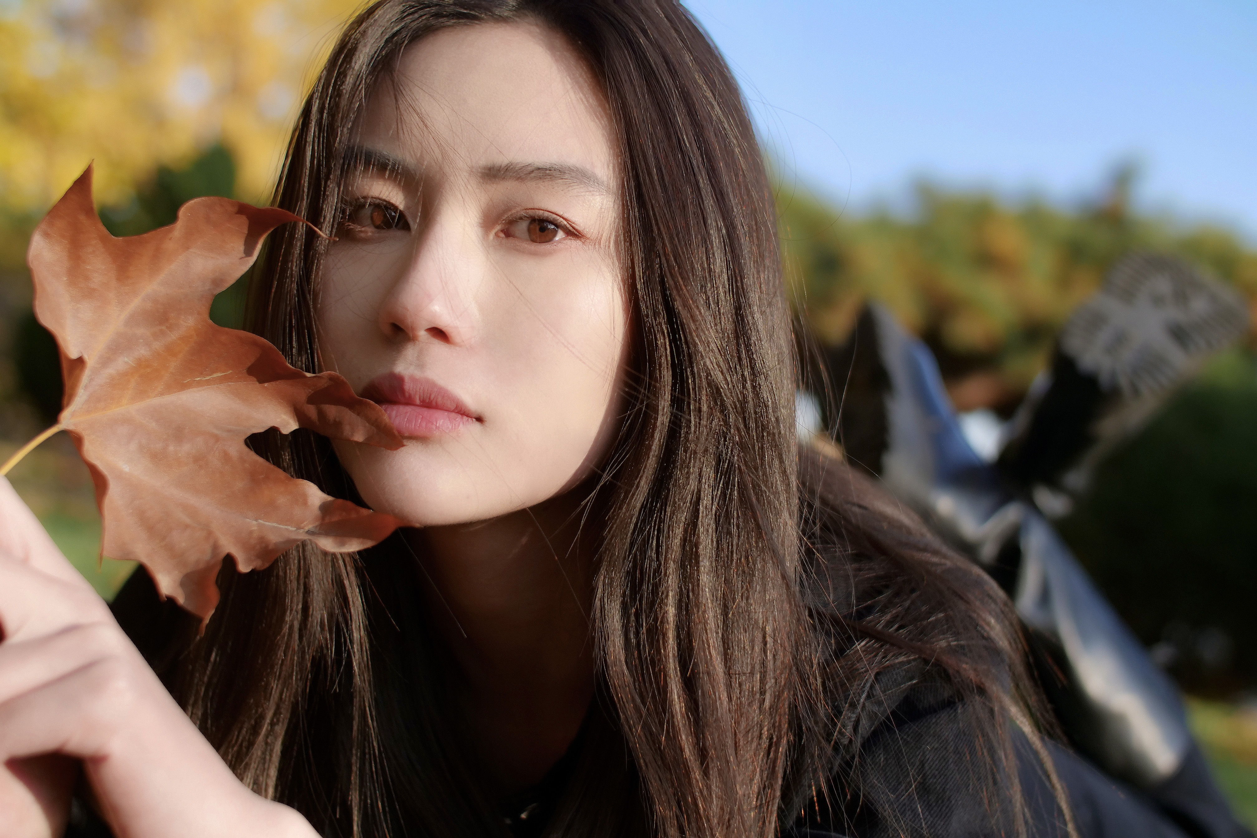 张艺谋《悬崖之上》定档4.30 演员飞凡"潜身"狩猎杀局