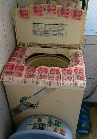 搞笑gif:自从男厕所从新设计后,清洁大妈每天就开始抱怨了