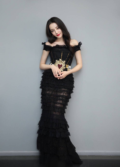 范冰冰身穿一件3d打印透视裙亮相,这件裙子是现代科技的发展,超乎了