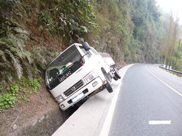 车辆侧倾在路边是事故还是事件
